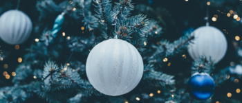 photo d'un sapin de Noël décoré avec des boules blanches et bleues